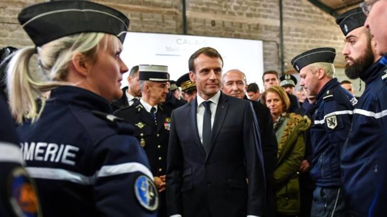 Emmanuel Macron, con gendarmes y policías franceses durante su visita a Calais