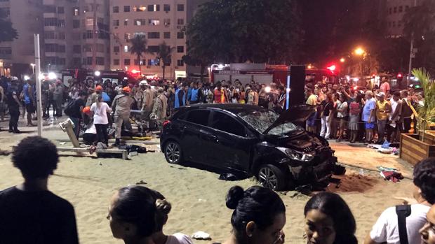 Al menos un muerto y 14 heridos en un atropello masivo en la playa de Copacabana