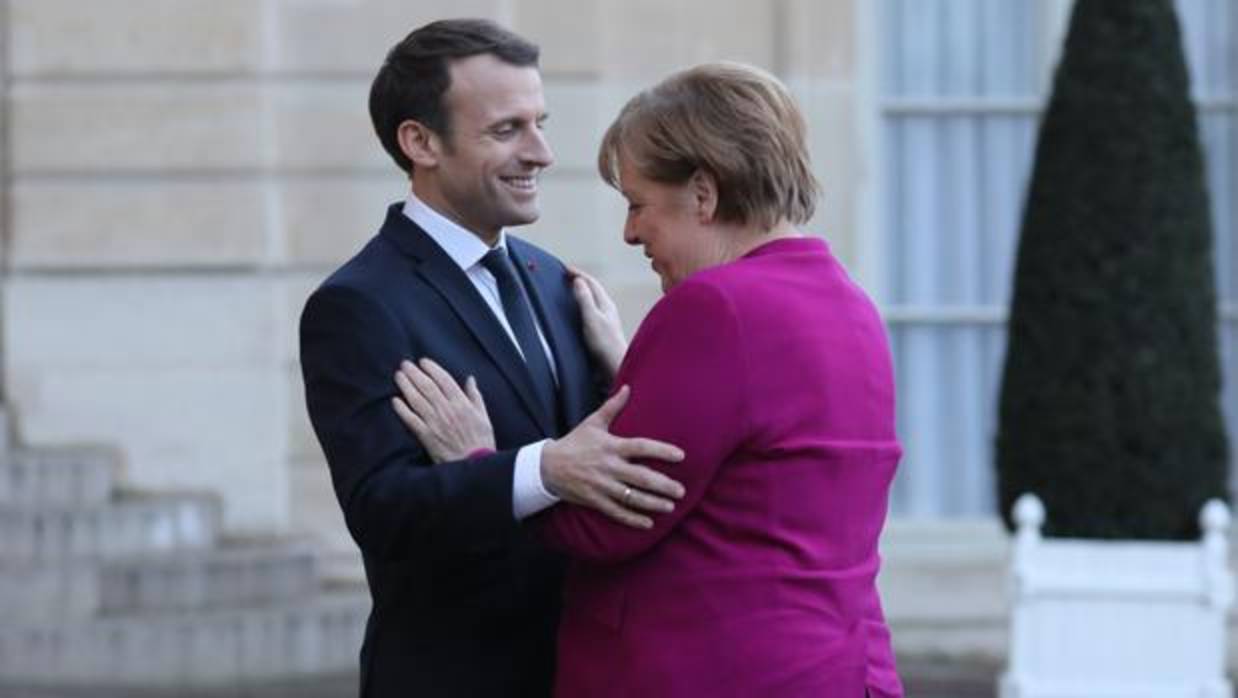El presidente Emmanuel Macron recibe a la canciller alemana, Angela Merkel, en el Elíseo, en París