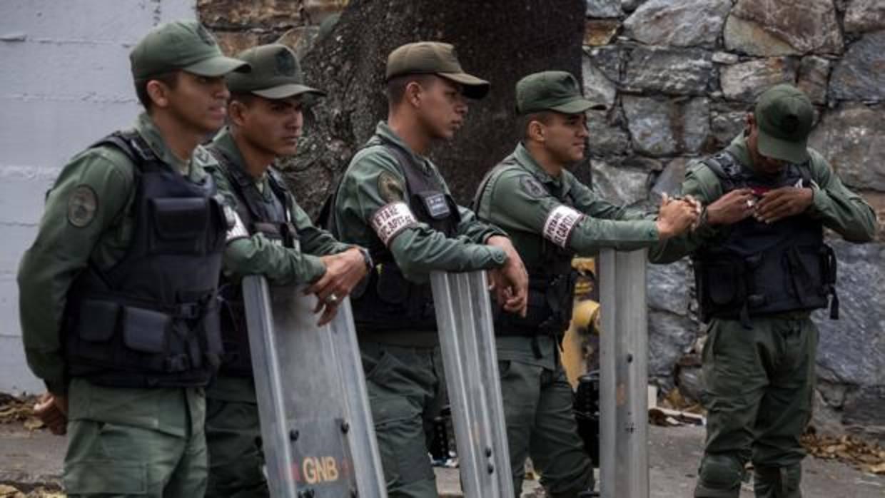 Miembros de la Guardia Nacional Bolivariana custodian las inmediaciones de la morgue este viernes en Caracas