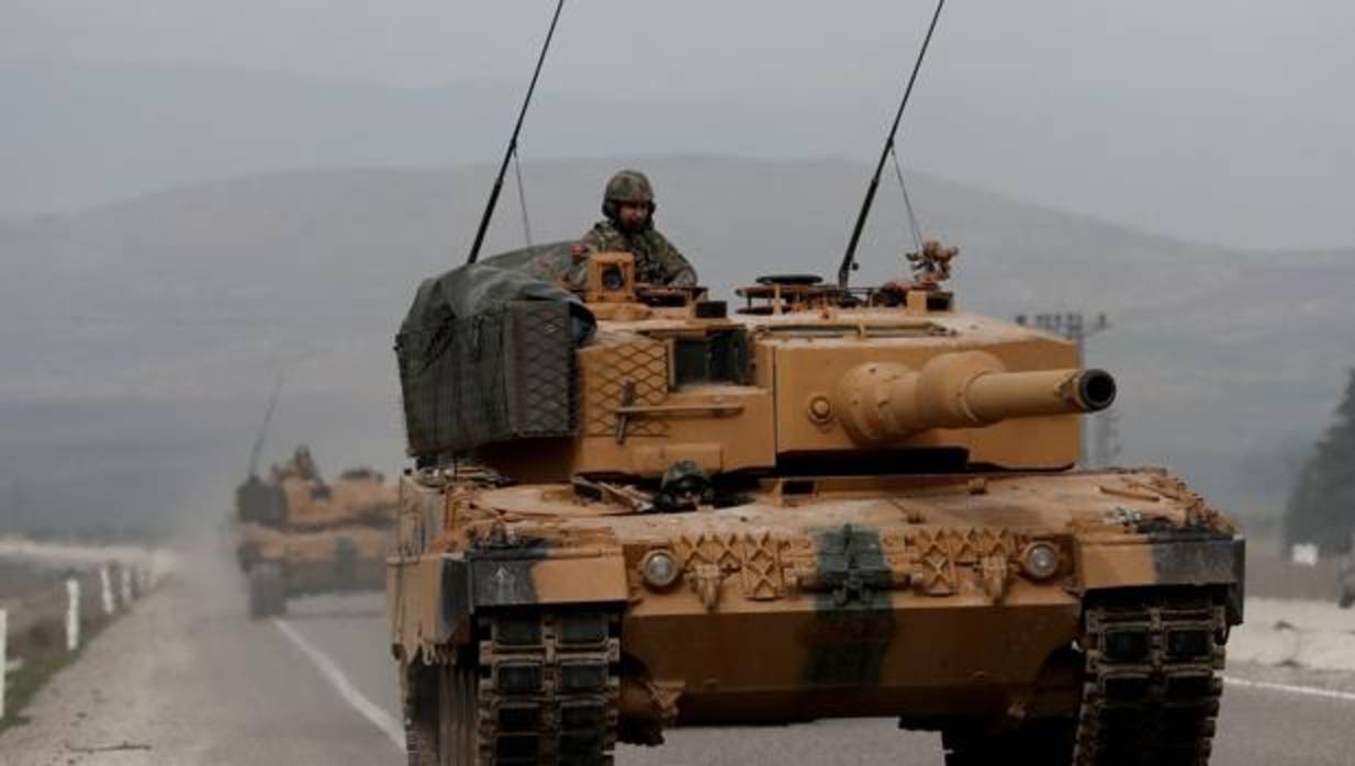 Carros de combate turcos cerca de la frontera turco-siria, este 21 de enero