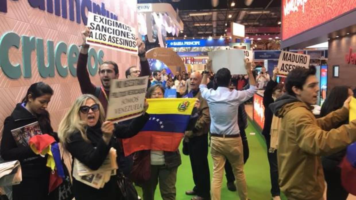 Una docena de personas protestan frente al stand de Venezuela en Fitur