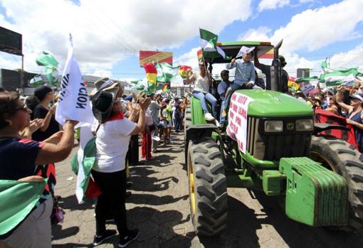 Bolivianos protestan subidos a tractores, este lunes entre la localidad de Montero y Santa Cruz