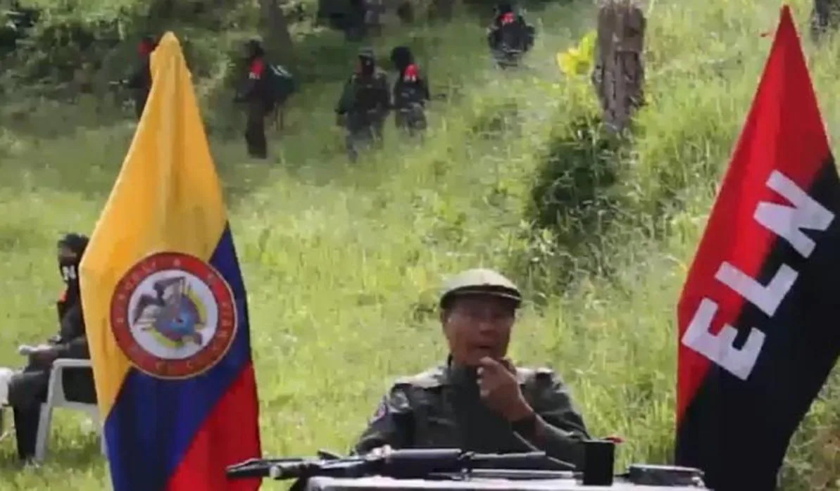 El líder guerrillero alias «Gabino» se dirige a las unidades del Ejército de Liberación Nacional (ELN) para informarles sobre el alto el fuego de 101 días el pasado octubre
