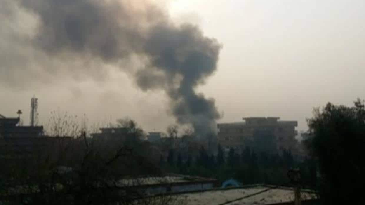 Una columna de humo sale de la sede de Save the Childrenen en Jalalabad (Afganistán) tras el atentado suicida que ha sufrido de este miércoles