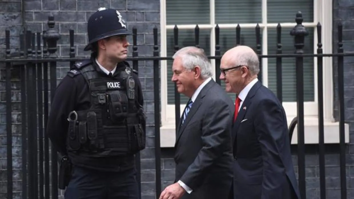 El jefe de la diplomacia estadounidense, Rex Tillerson (c), y el embajador estadounidense en Reino Unido,Woody Johnson (d), llegan al número 10 de Downing Street en Londres (Reino Unido)