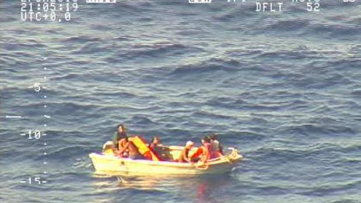 La embarcación de unos 5 metros con los supervivientes