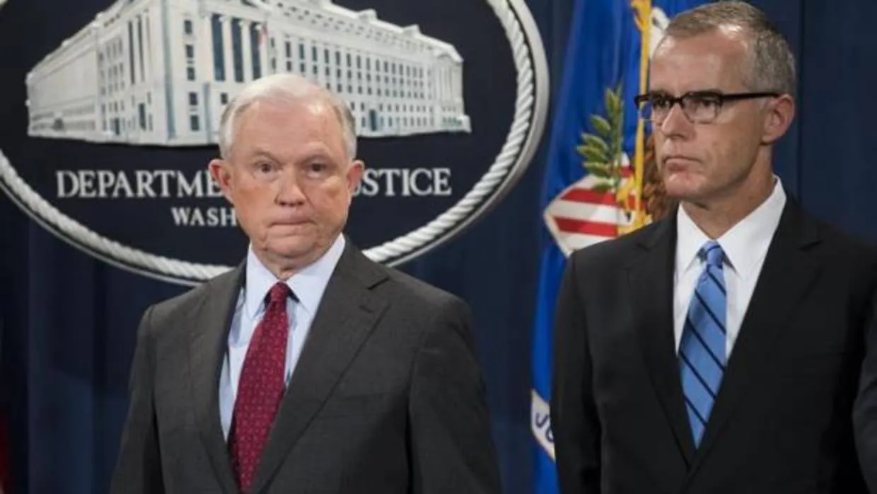 Jeff Sessions, fiscal general, y Andrew McCabe (d), hasta ahora número dos del FBI, durante una rueda de prensa el pasado julio en Washington