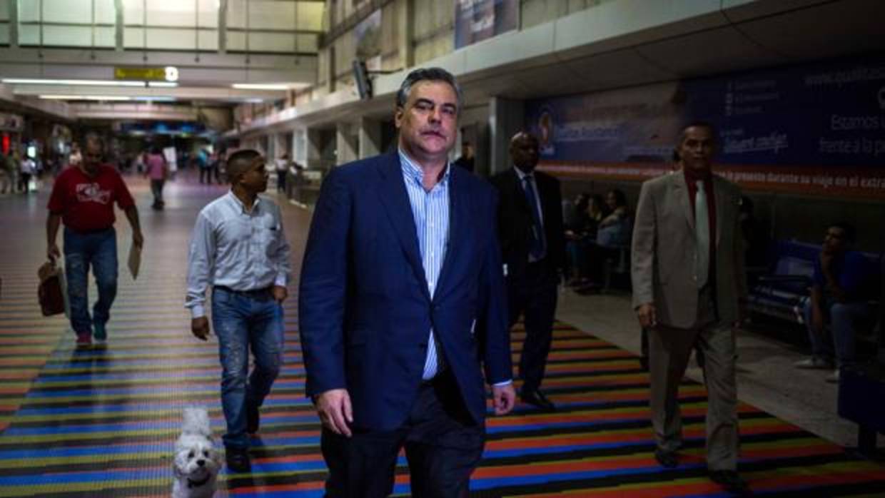 El embajador español en Caracas, Jesús Silva Fernández (c), a su llegada al aeropuerto