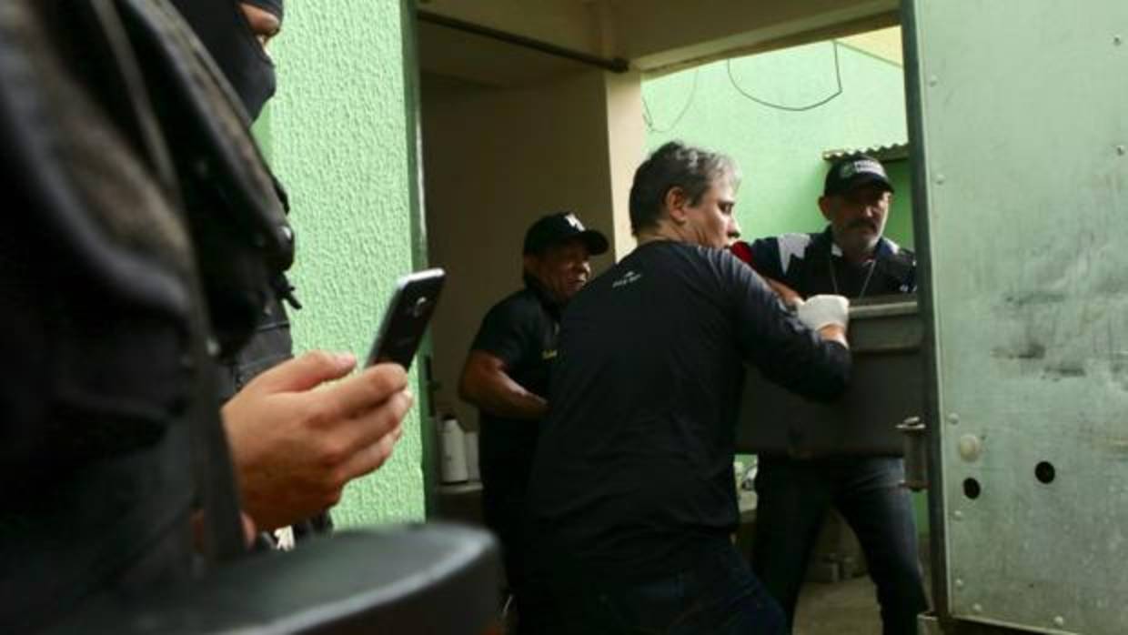 Agentes realizan el levantamiento del cadáver de un recluso en una cárcel de Itapaje (Brasil)