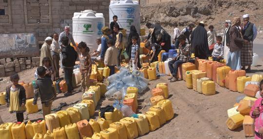La gente hace cola para recoger agua suministrada por caminos de Unicef en Sana (Yemen)