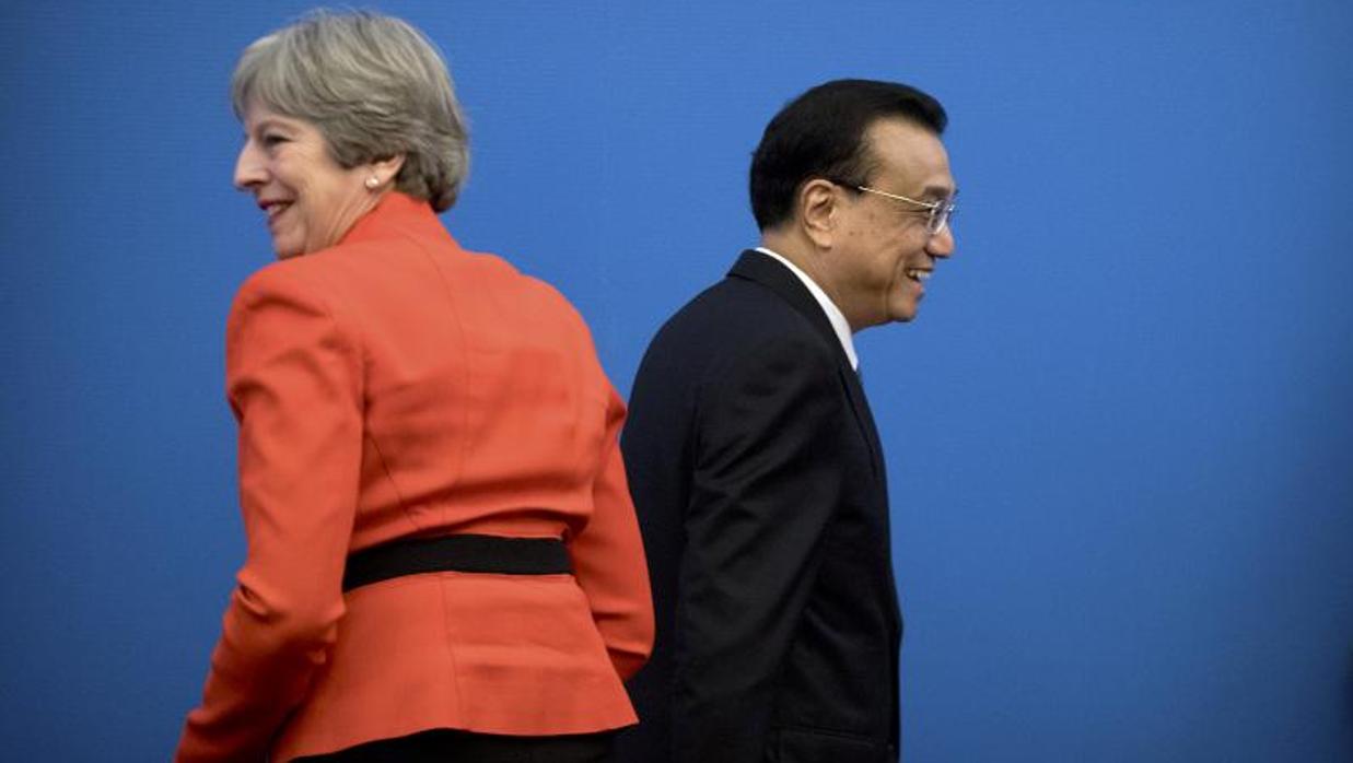 Theresa May y Li Keqiang, tras reunirse este miércoles en Pekín