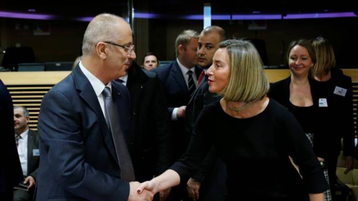 Federica Mogherini estrecha la mano del «premier» palestino hoy en Bruselas