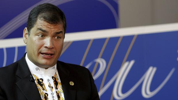 Rafael Correa, asediado por una turba en una radio del interior de Ecuador