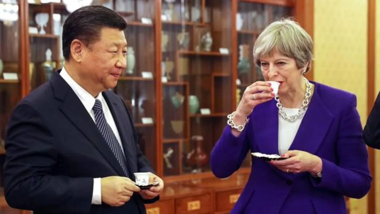 Theresa May, este jueves con el presidente chino, Xi Jinping, en la ceremonia del té en Pekín