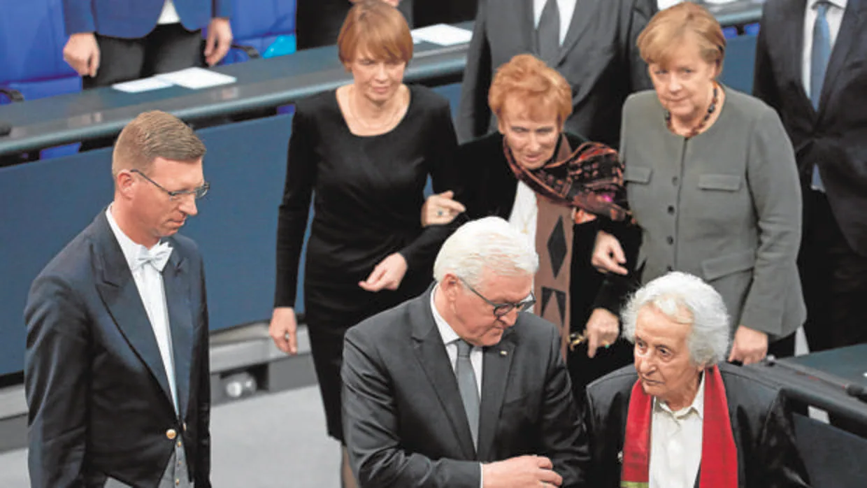 Steinmeier y Merkel con dos supervivientes del Holocausto