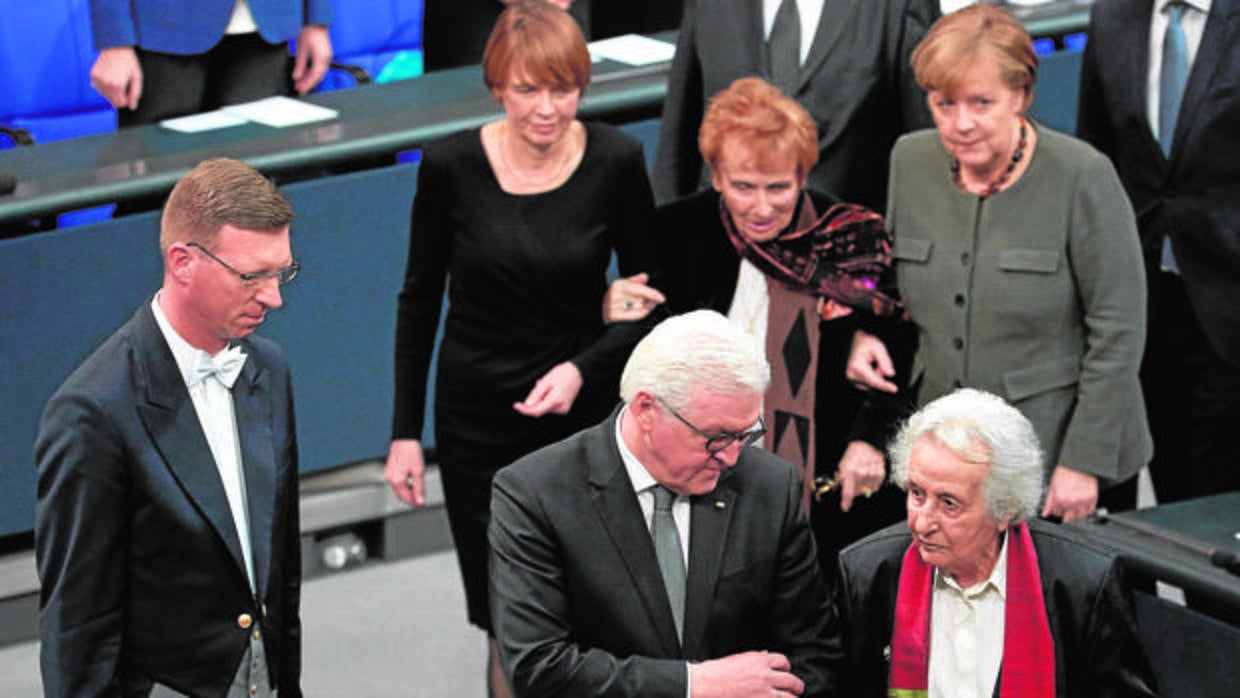 Steinmeier y Merkel con dos supervivientes del Holocausto