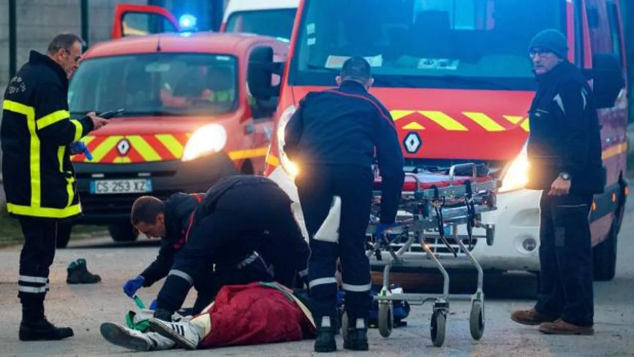 Un hombre recibe asistencia médica tras el enfrentamiento entre inmigrantes cerca del puerto de Calais