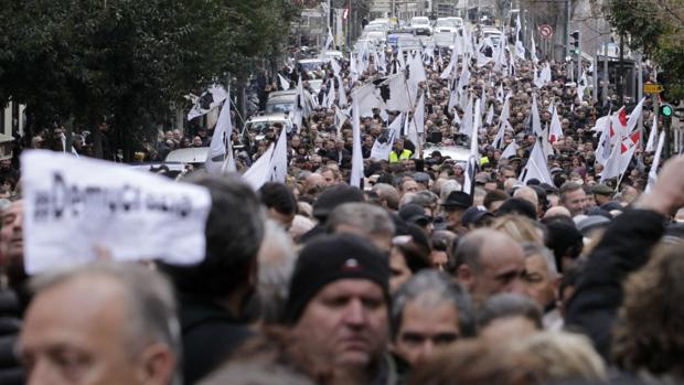 Miles de nacionalistas corsos se manifiestan antes de la visita de Macron