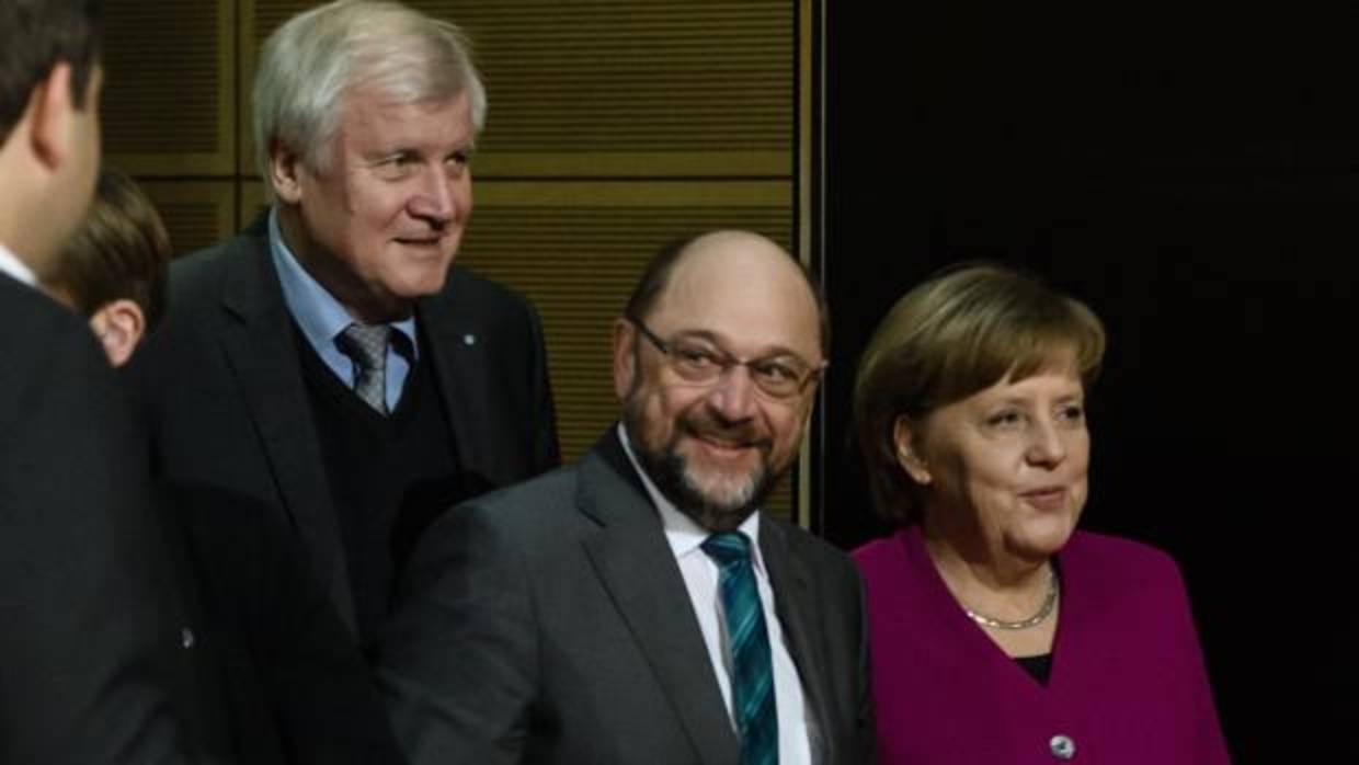 Merkel, Shulz y Horst Seehofer (líder de la CSU) ayer en Berlín