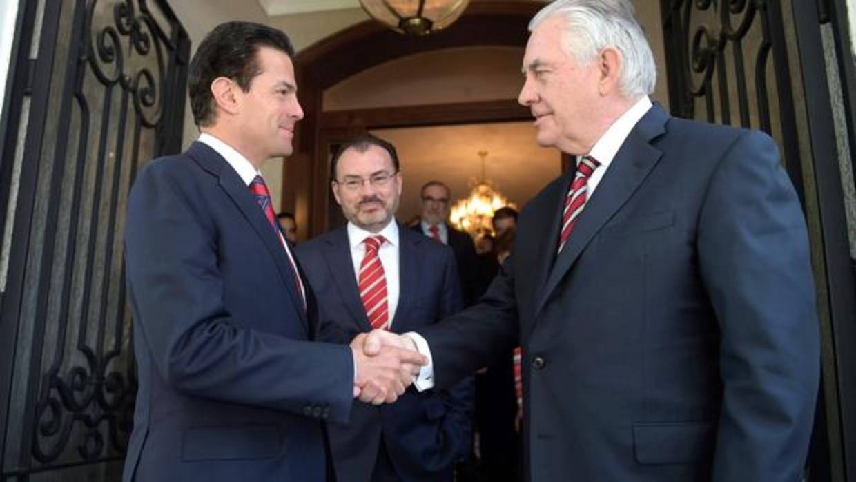 Peña Nieto y Tillerson se saludan en el momento de su encuentro