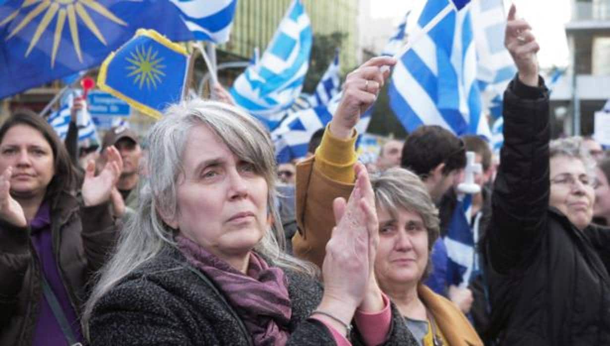 Participantes en la manifestación en Atenas que reclama el nombre de Macedonia solo para Grecia