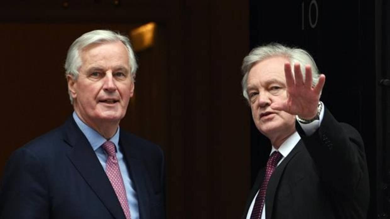 Michel Barnier (izq.), a su llegada al número 10 de Downing Street para reunirse con David Davis (dcha.) y May