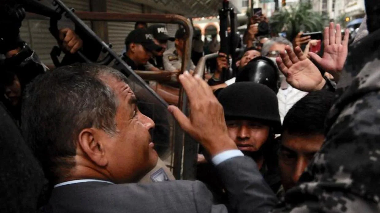 El expresidente ecuatoriano Rafael Correa ingresa en la Fiscalía para dar testimonio del caso de una venta de petróleo anticipada a China durante su mandato, este lunes en Guayaquil