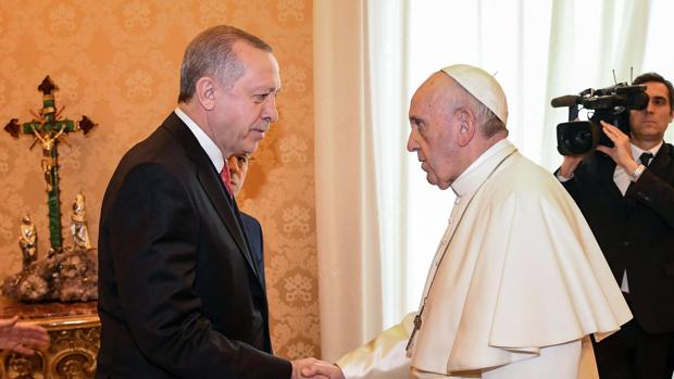 El Papa invita a Erdogan a promover la paz en la primera visita de un presidente turco en 59 años