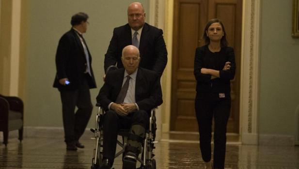 McCain apuesta por una nueva reforma migratoria con la oposición de Trump