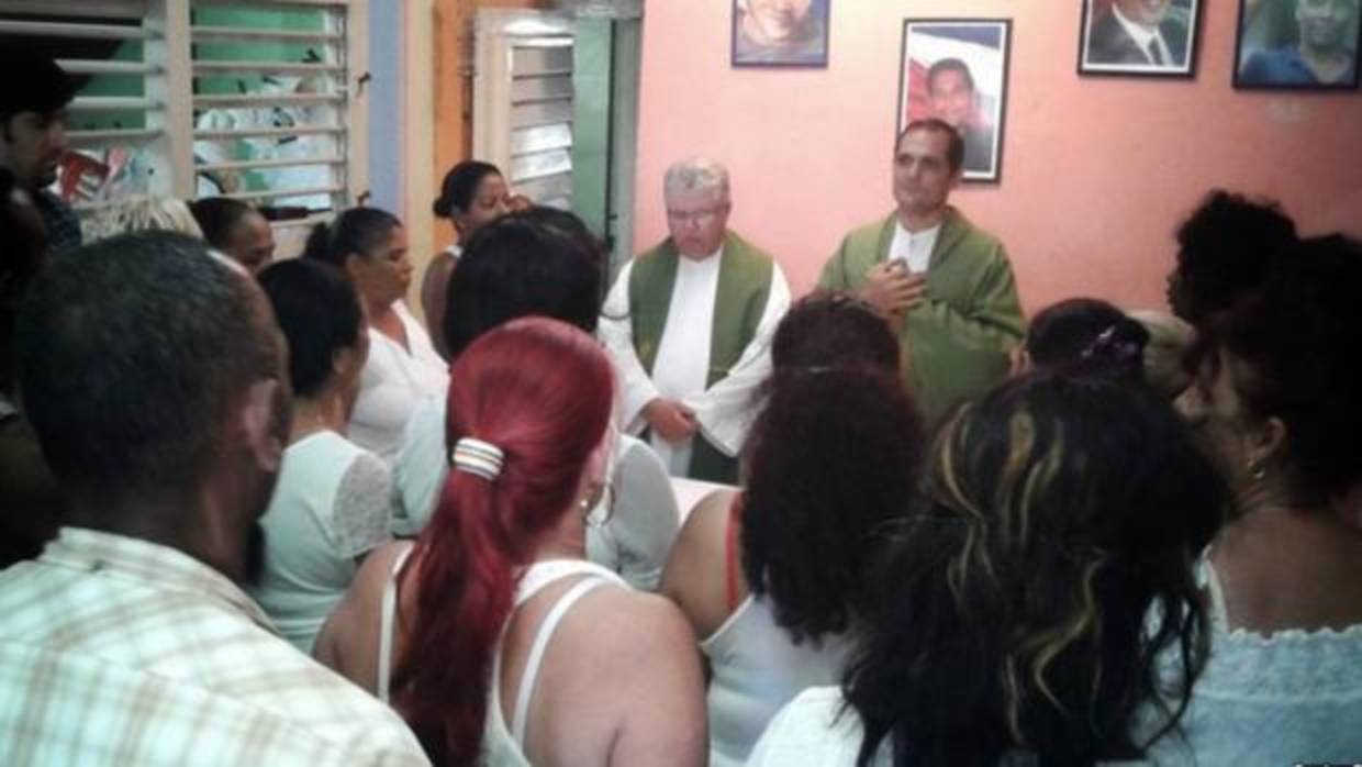 Los padres cubanos José Conrado y Castor Álvarez (d), oficiando una misa en la sede de las Damas de Blanco