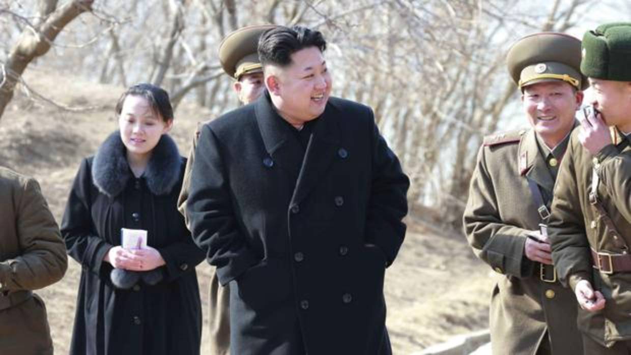 El líder norcoreano Kim Jong-un junto a su hermana Kim Yo-jong