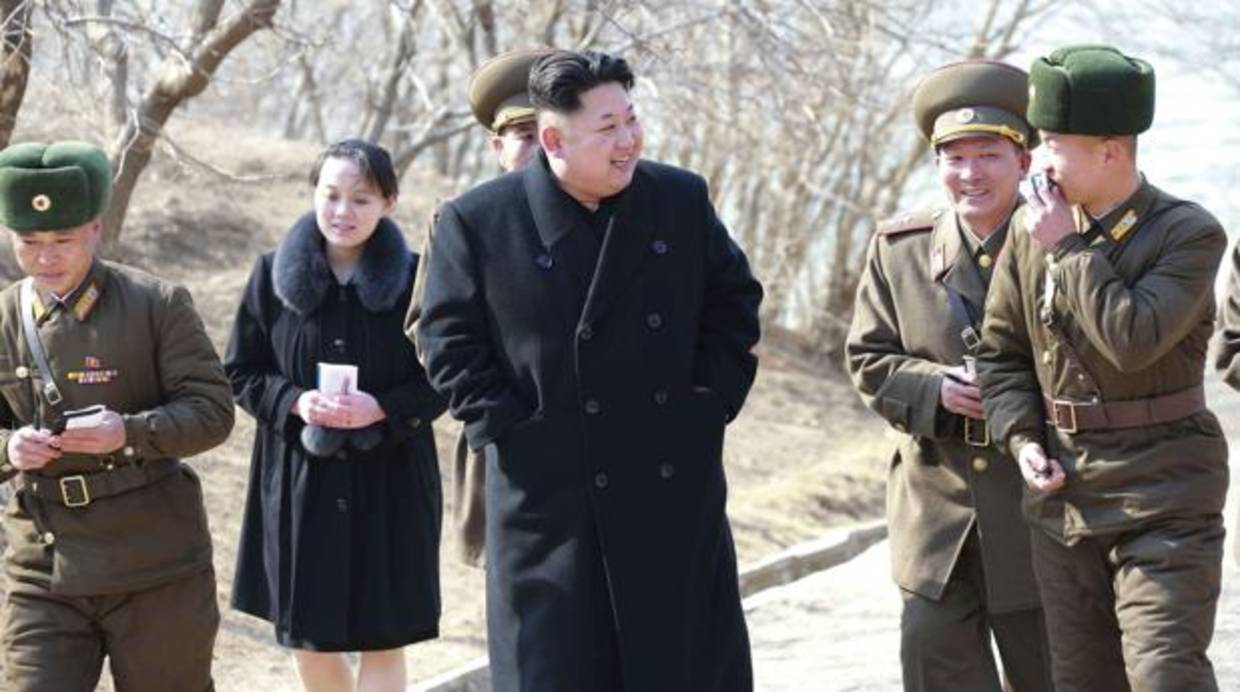 Kim Yo-jong junto a su hermano en la visita a una base militar del norte