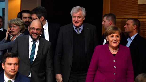 Merkel y Schulz alcanzan al fin un acuerdo para la gran coalición en Alemania