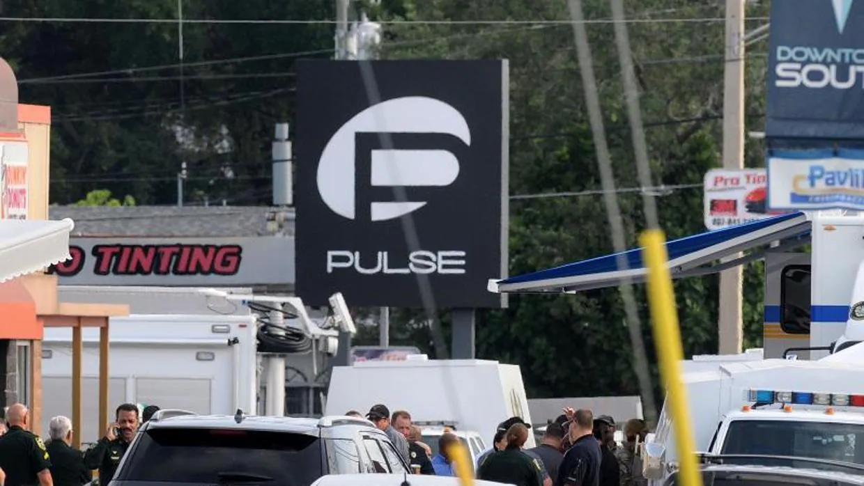 Policías junto a la discoteca Pulse, en Orlando, tras el ataque de un radical islámico que asesinó a 49 personas en junio de 2016