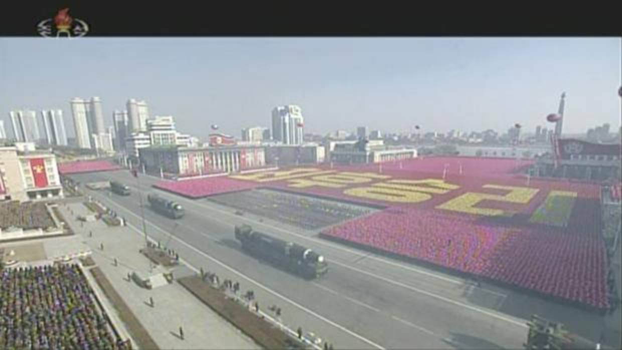 Captura de pantalla del desfile donde se observan los nuevos misiles norcoreanos