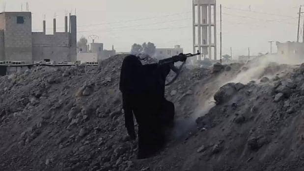 La «desesperación» empuja a Daesh a reclutar mujeres para luchar en el campo de batalla