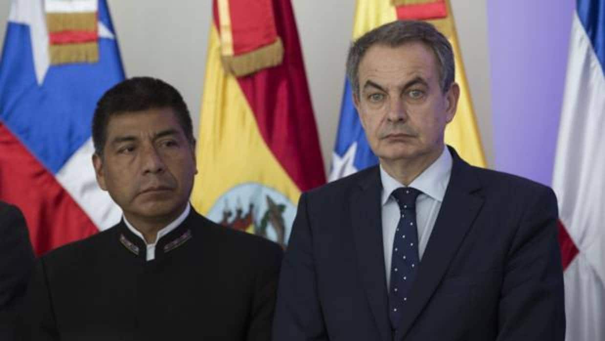 El expresidente José Luis Rodríguez Zapatero, y el canciller de Bolivia, Fernando Huanacuni Mamani, durante una rueda de prensa en la República Dominicana