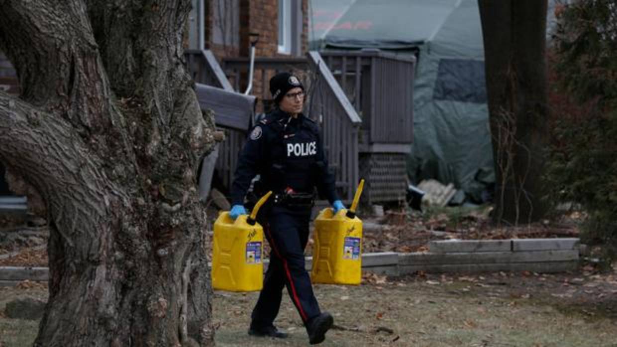 La Policía inspecciona la casa del asesino en serie