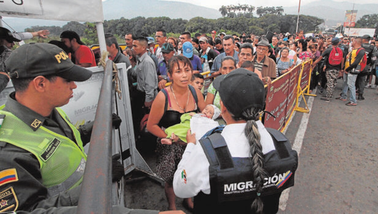 Una multitud de venezolanos intenta entrar en Colombia a través de un puesto fronterizo