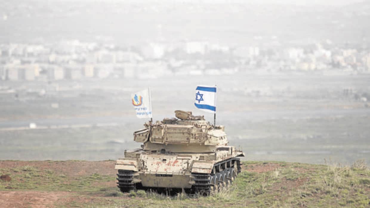 La bandera israelí ondea sobre un viejo carro de combate en el Golán
