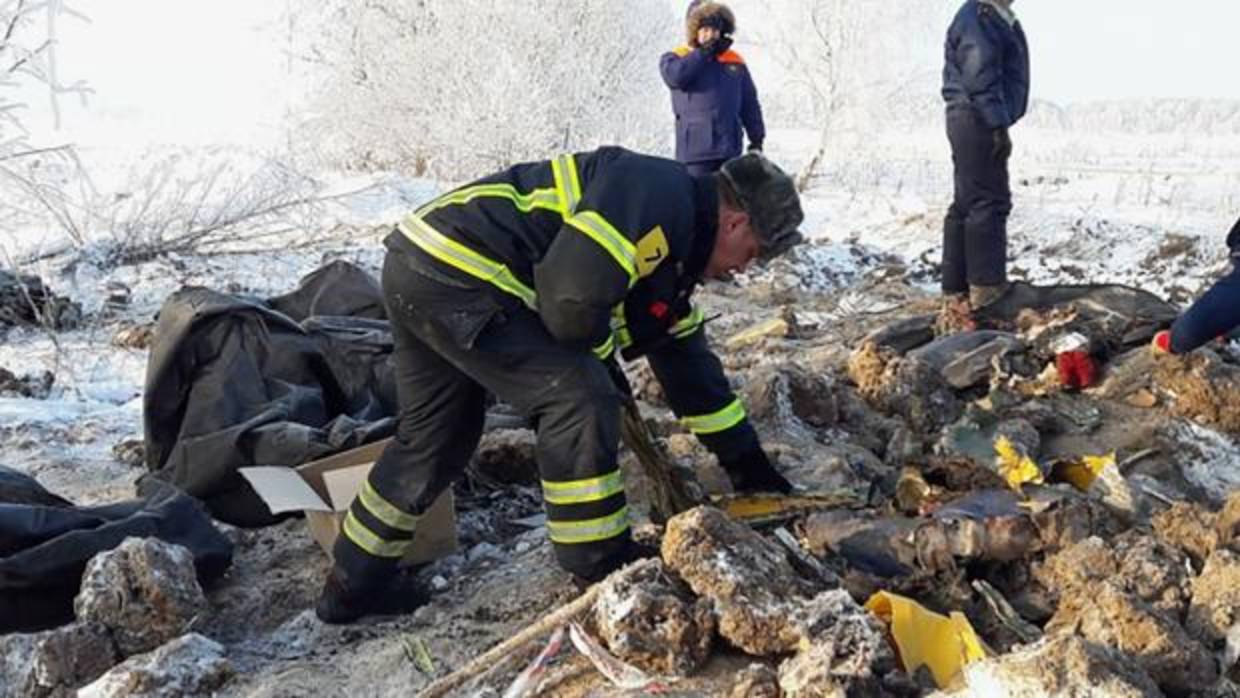 Hielo en los sensores, la posible causa tras el accidente del avión ruso cerca de Moscú