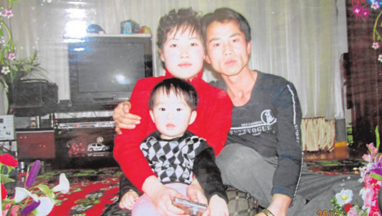 Lee Tae-weon, su mujer y su hijo en su casa de Corea del Norte