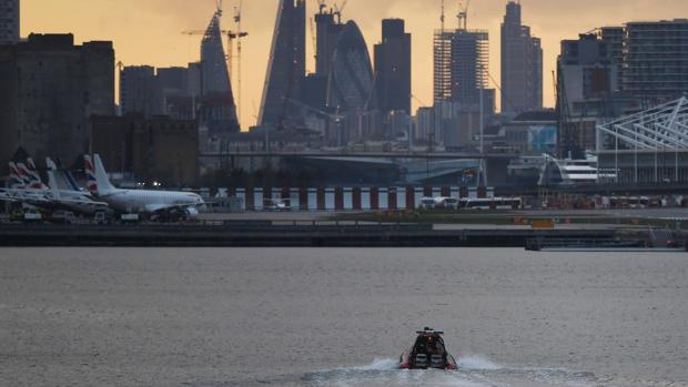 Reabre el aeropuerto de la ciudad de Londres después de retirar una bomba de la II Guerra Mundial