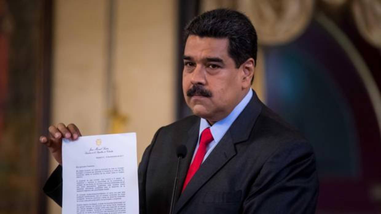 Nicolás Maduro muestra una carta que recibió por parte de Pedro Pablo Kuczynski para invitarle a la Cumbre de las Américas