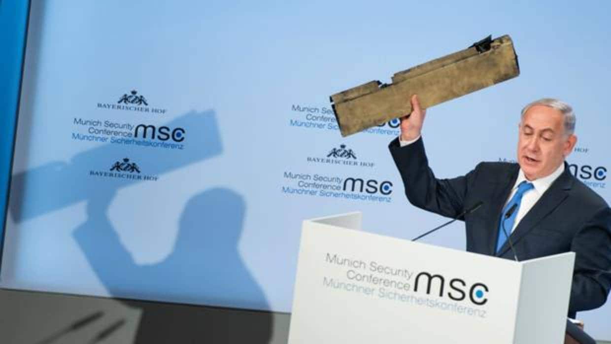 El primer ministro israelí, Benjamin Netanyahu sostiene una pieza del dron en la Conferencia de Seguridad de Múnich