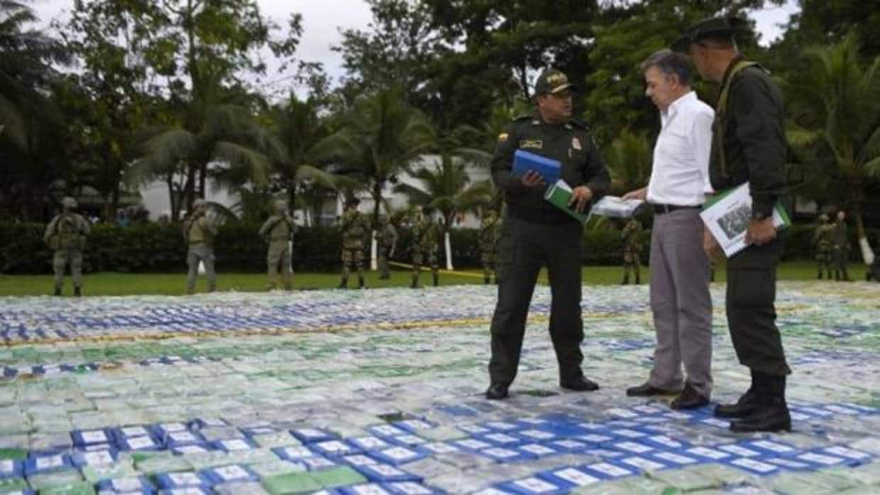 El presidente colombiano inspecciona el mayor alijo de cocaína aprehendido en Colombia (12 ton.), en 2017
