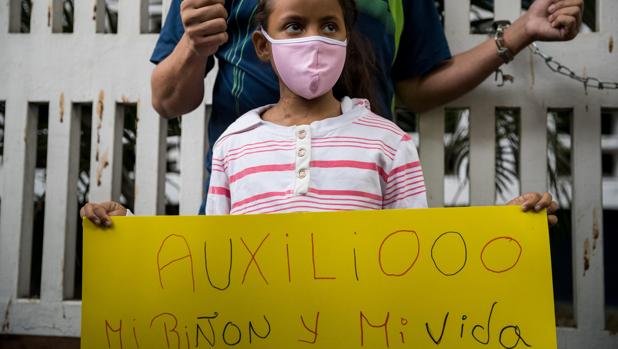 Padres de niños enfermos de rinón se encandenan en un hospital de Caracas para reclamar medicinas