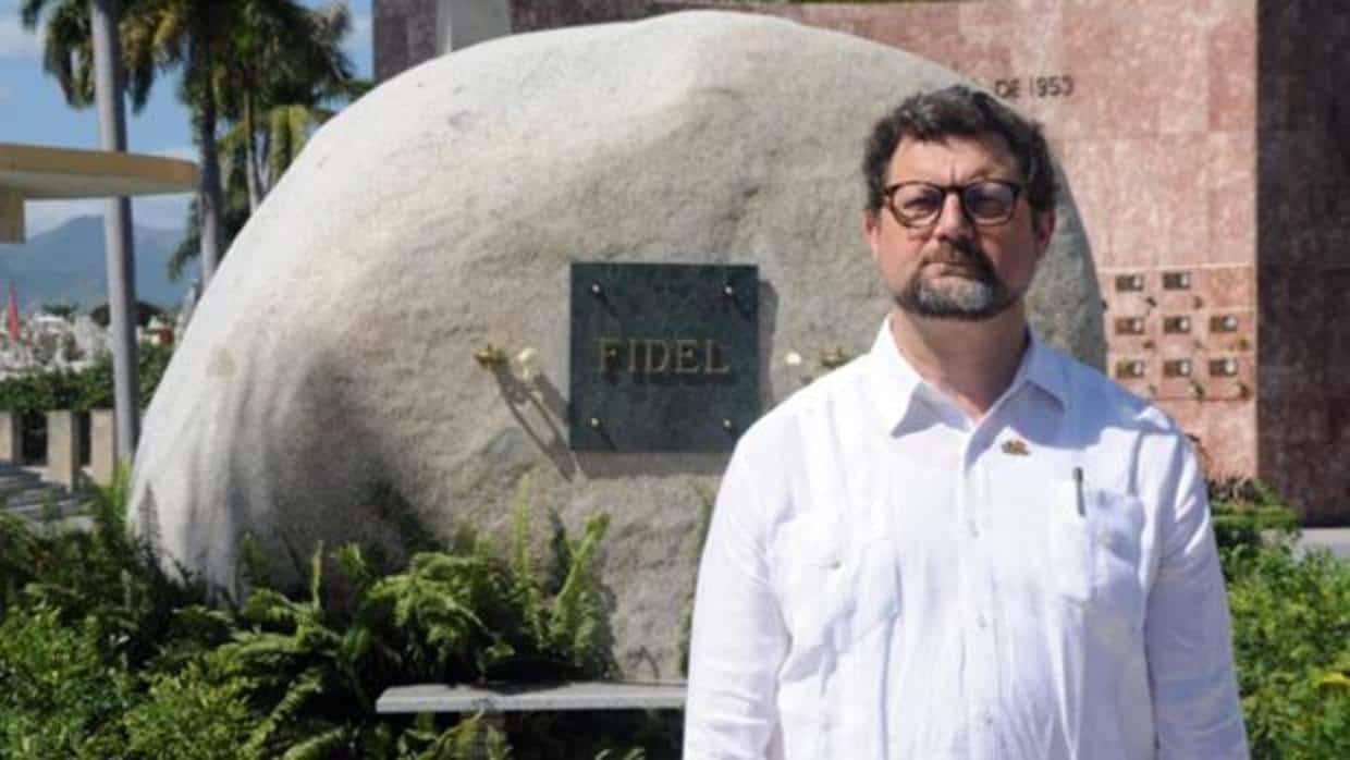 El embajador español en Cuba, Juan José Buitrago, ante la tumba de Fidel Castro en Santiago de Cuba