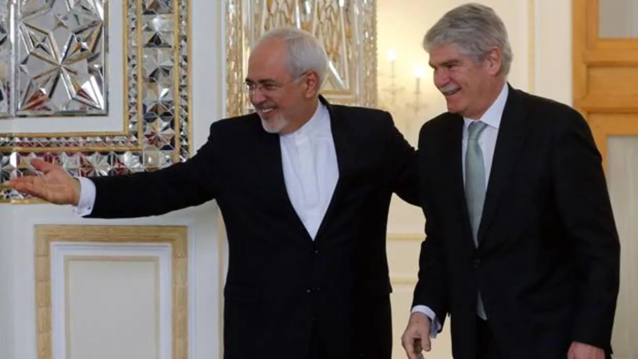 El ministro de Asuntos Exteriores iraní, Mohamed Javad Zarif, da la bienvenida a Alfonso Dastis